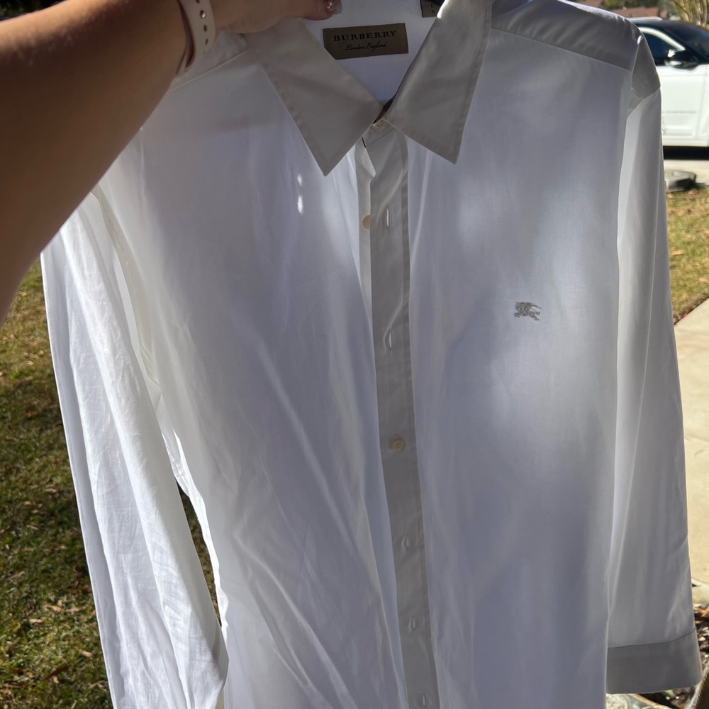 Burberry shirt size L slim fit 19” pit to pit.